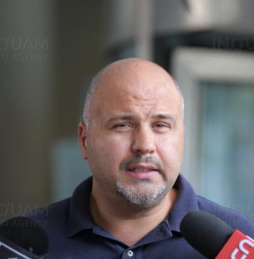“Este multa “mizerie” in spitalele de stat! Ii invit pe colegii parlamentari din Comisia de Sanatate sa coboare din fotolii si sa mearga cu mine in spitale…sa dovedim ca meritam salariul de 5000 de euro!” ne-a declarat deputatul Ungureanu in urma publicarii unor imagini din SCJU Craiova.