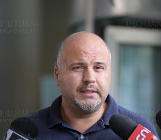 „Este multa „mizerie” in spitalele de stat! Ii invit pe colegii parlamentari din Comisia de Sanatate sa coboare din fotolii si sa mearga cu mine in spitale…sa dovedim ca meritam salariul de 5000 de euro!” ne-a declarat deputatul Ungureanu in urma publicarii unor imagini din SCJU Craiova.