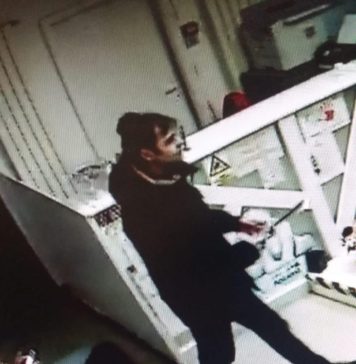 Miercuri dimineața, un bărbat în vârstă de aproximativ 40 de ani, a intrat în clădirea Maternității “MaDonna Maria” din Craiova, lăsând un colet suspect într-una dintre toaletele spitalului