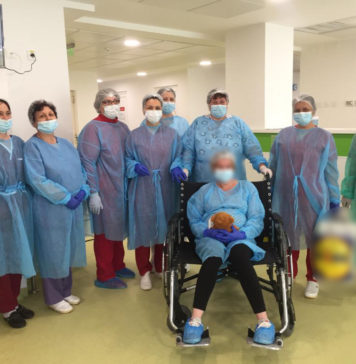 Prima gravida infectata cu Sars Cov 2 a fost vindecata si externata astazi din Maternitatea Filantropia Craiova. Aceasta a vrut sa multumeasca echipei care a ajutat la vindecare sa.