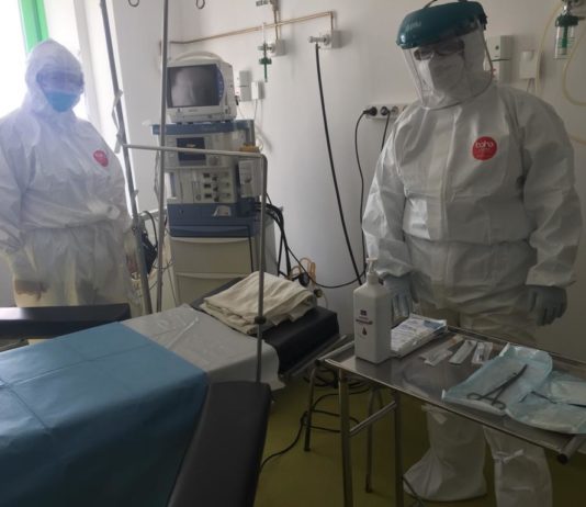 În Maternitatea Suport amenajată la Spitalul Municipal „Filantropia” Craiova, cartier Sărari așteaptă să nască două viitoare mămici suspecte de infecția cu SARS-Cov-2. Acesta vin din carantină, iar în acest moment medicii așteaptă rezultatul testului pentru infecția cu COVID-19