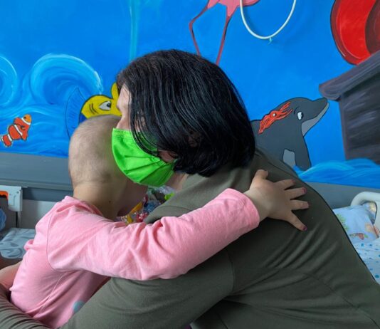 Astazi voluntarii Asociatiei “Ziarul Sanatatea” au impartit cadouri micutilor internati in Clinicile de Oncopediatrie, Pediatrie si Chirurgie Pediatrica -SCJU Craiova