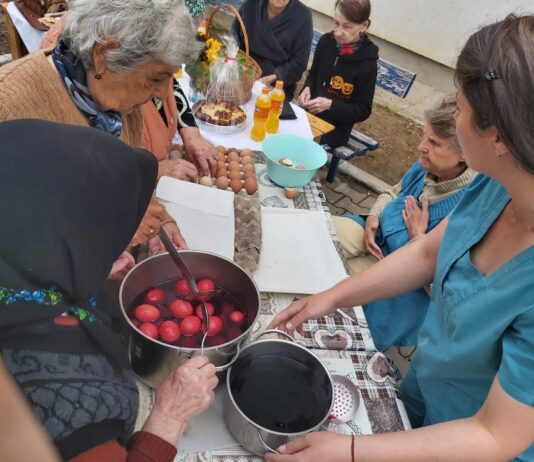 Astazi, in Joia mare a saptamanii patimilor Mantuitorului, beneficiarii Centrului Social „Sfantul Andrei”, din comuna Malu Mare se pregatesc pentru Sarbatoarea Invierii Domnului
