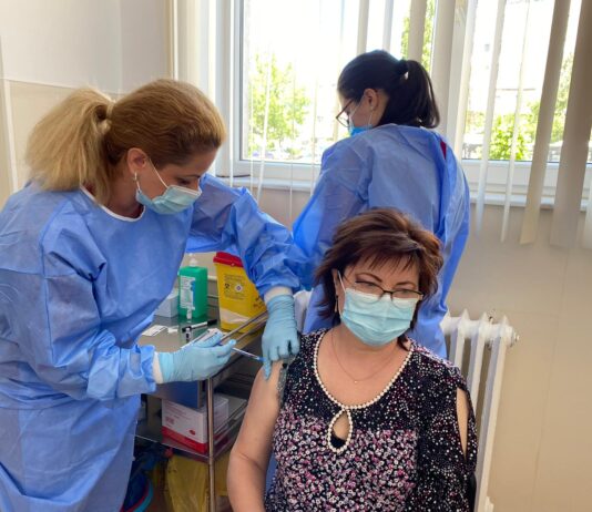 In aceasta dimineata s-a dat startul maratonului de vaccinare in cadrul Spitalului Miltar de Urgenta “Dr.Stefan Odobleja” din Craiova. Cei care nu au fost programati sa se vaccineze o pot face acum la orice ora din zi si din noapte.Centrul este deschis non-stop
