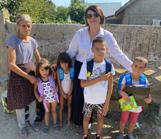 Zâmbetul și bucuria din ochii unui copil valorează cât lumea întreagă. În campania “Te vrem un copil sănătos pentru a putea merge la școală” astăzi am împărțit ghiozdane, dulciuri și alimente copiilor care au nevoie de ajutorul nostru