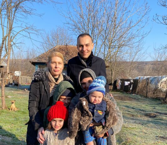 Echipa Rețelei Medicale TopMed Bunavestire din Craiova a ajuns cu daruri la familiile nevoiașe din comuna Sopot Dolj