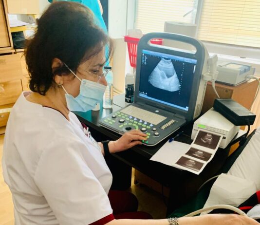 Dr. Gerda Mitrache- medic primar geriatru- TopMed Buna Vestire: “Timpul nu iartă pe nimeni și, pe măsură ce corpurile noastre trec prin schimbările specifice înaintării în vârstă, este nevoie să ne adaptăm și nevoile medicale. Uneori, internarea în anumite centre pentru bătrâni poate fi suficientă, însă alteori se recomandă urmărirea pacientului și de către un medic geriatru”