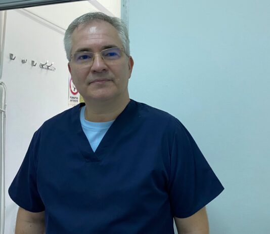 “Depistarea malformațiilor la copii se poate face încă din burta mamei, iar tratarea acestora imediat după momentul nașterii. Cu ajutorul chirurgiei laparoscopice reușim să facem intervenții uneori de neimaginat, care salveaza viețile bebelușilor”, declară dr. Alin Stoica – medic primar chirurgie și ortopedie pediatrică