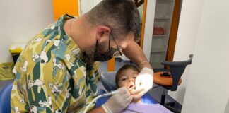 Tânărul Răzvan Năstase- medic stomatolog demarează un proiect demn de toată lauda. Acesta va acorda consultații stomatologice gratuite copiilor cu probleme de sănătate, celor care provin din familii monoparentale, fără posibilități materiale, precum și vârstnicilor cu venituri reduse