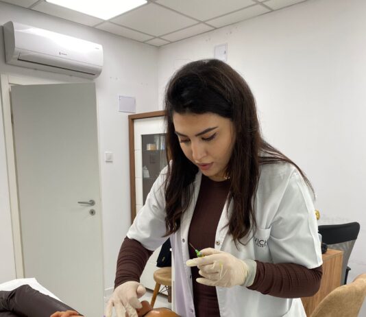 BioRePeel, tehnologie revoluționară folosită în Royal Care Clinic Craiova! Este un peeling de ultimă generație cu o tehnologie bifazică patentată! Efect anti-aging, diminuează porii, acneea și punctele negre, îmbunătățește textura pielii și ridurile