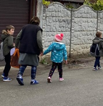 Dramele copiilor ai căror părinți sunt plecați în străinătate