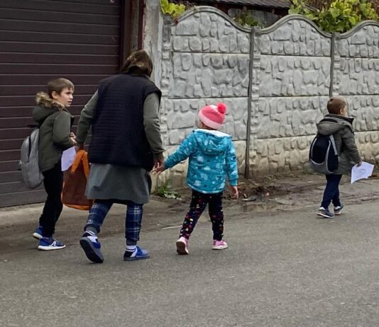 Dramele copiilor ai căror părinți sunt plecați în străinătate