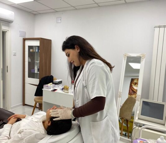 “Nimeni nu poate opri timpul, însă medicina a avansat atât de tare încât putem amâna foarte mult efectele îmbătrânirii asupra tenului nostru. Există terapii care ne mențin tinere si frumoase, una dintre acestea fiind MEZOTERAPIA”- dr. Aseel Bakri – Royal Care Clinic