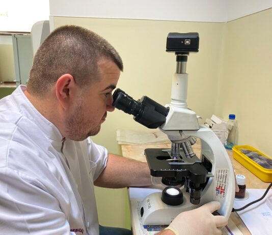 Laboratorul de analize medicale al Centrului Medical Dr. Ianoși-Spital dispune de condiții optime pentru executarea analizelor de laborator, întrunind toate condițiile de igienă și dotare impuse de legislația din domeniu