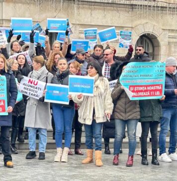Medicii de familie din Dolj, cât şi cei din Ambulatoriu, au protestat astăzi în centrul Craiovei