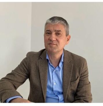 Dr. Radu- Corneliu Marian are 30 de ani de experiență chirurgicală și este medic primar în cadrul Spitalului Medicover Pipera. Începând din luna ianuarie va oferi consultații pentru pacienții din Oltenia în Centrul Medical Phoenix- Medicover Craiova
