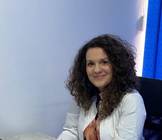 Dr. Anca Badea- chirurg pediatru, Centrul Medical Phoenix Medicover: ,,Ecografia de șold este o investigație nedureroasă, nu iradiaza si nu este invazivă, tocmai de aceea se poate repeta ori de cate ori este necesar, fără a afecta sănătatea bebelușului