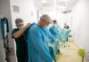 „Robotul nu înlocuiește chirurgul, îi oferă precizia de care are nevoie” – Prof. Univ. Dr. George Mitroi despre chirurgia robotică, cancerul de prostată și viitorul urologiei